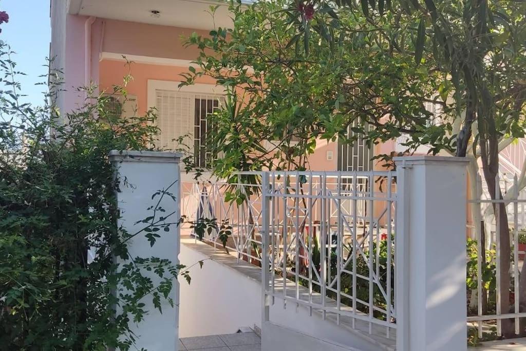 παραλιακό με αυλή